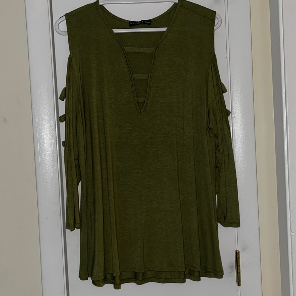 Woman’s green top. Size 1X. 3/4 length sleeve. Cut out design on sleeves. NWT.